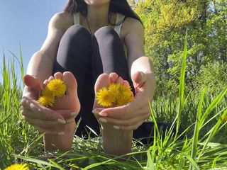 Liza Virgin: Footfetish in the park on the grass