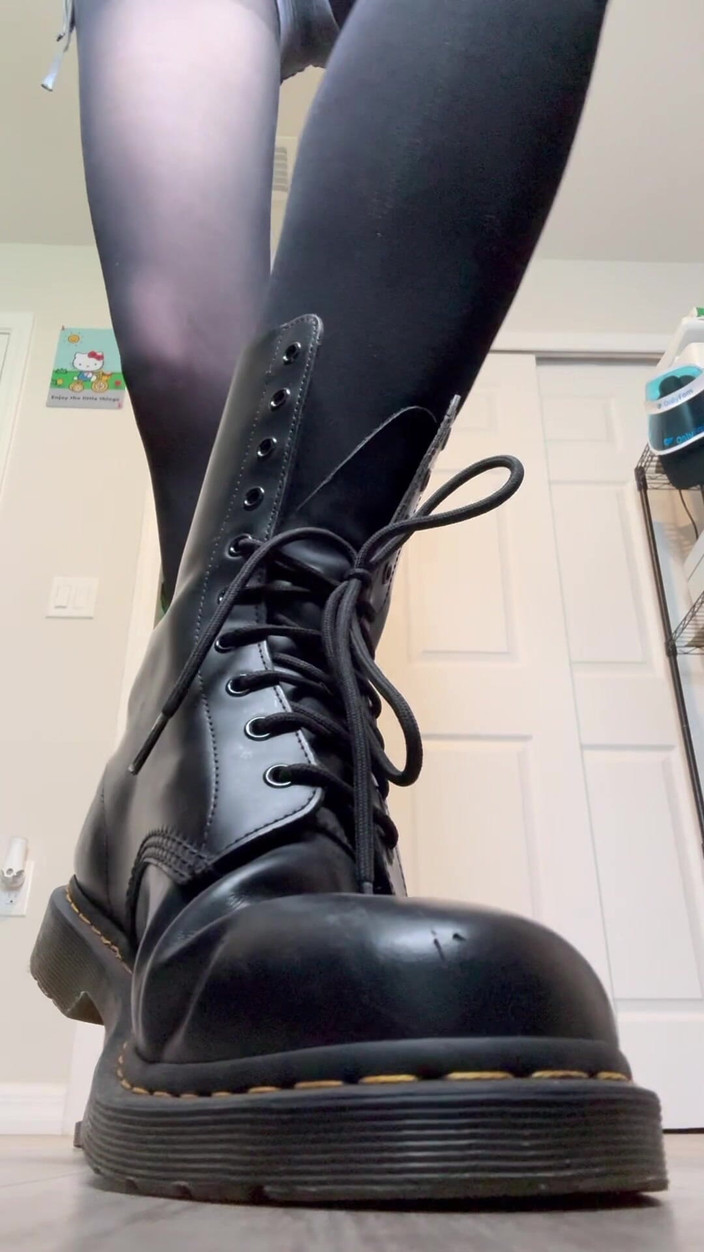 Peppermint Giantess: Pisoteando duro en botas de tamaño 16 pies