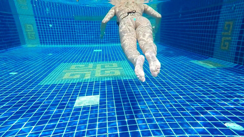 Chokobanana: このブロンドの女が公共のプールでイかせてくれた!