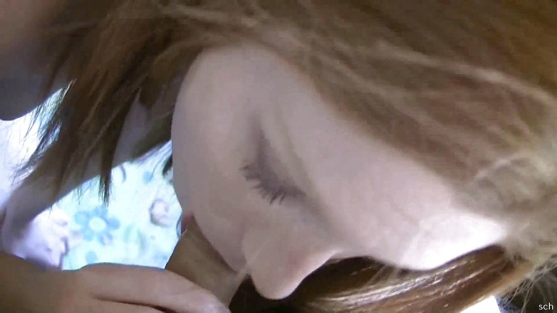 Hard raw sex: 热辣的红发女郎吮吸鸡巴