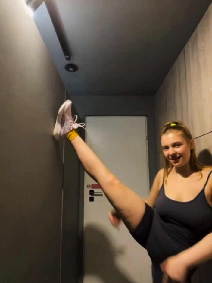 JuiceLussie: Grote zwarte lul neukt strakke kut. Close-up vingeren