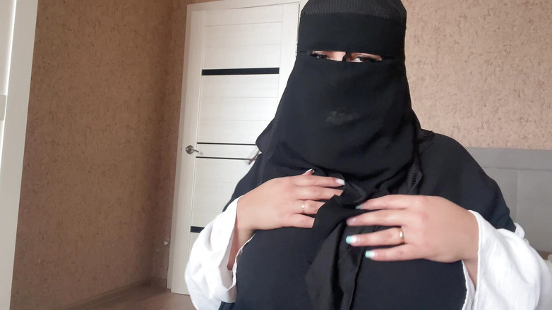 Lux Eva: 戴着穆斯林头巾的叙利亚女孩穿着粉色内裤展示她的