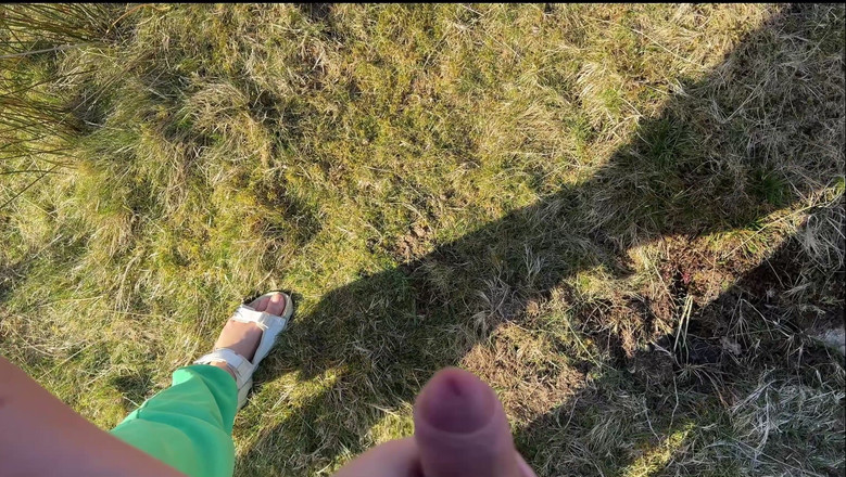 Emma Voyeur: 在公共场合被抓到抚摸...她帮我完成了