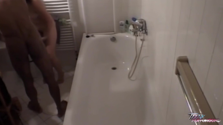 Czech Pornzone: Cewek sange 18 tahun ngentot di kamar mandi