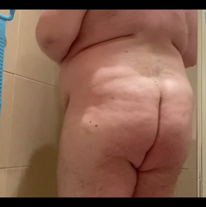 Chub toys: 一点淋浴时间，手淫，玩肚子，用我柔软的鸡巴。享受！