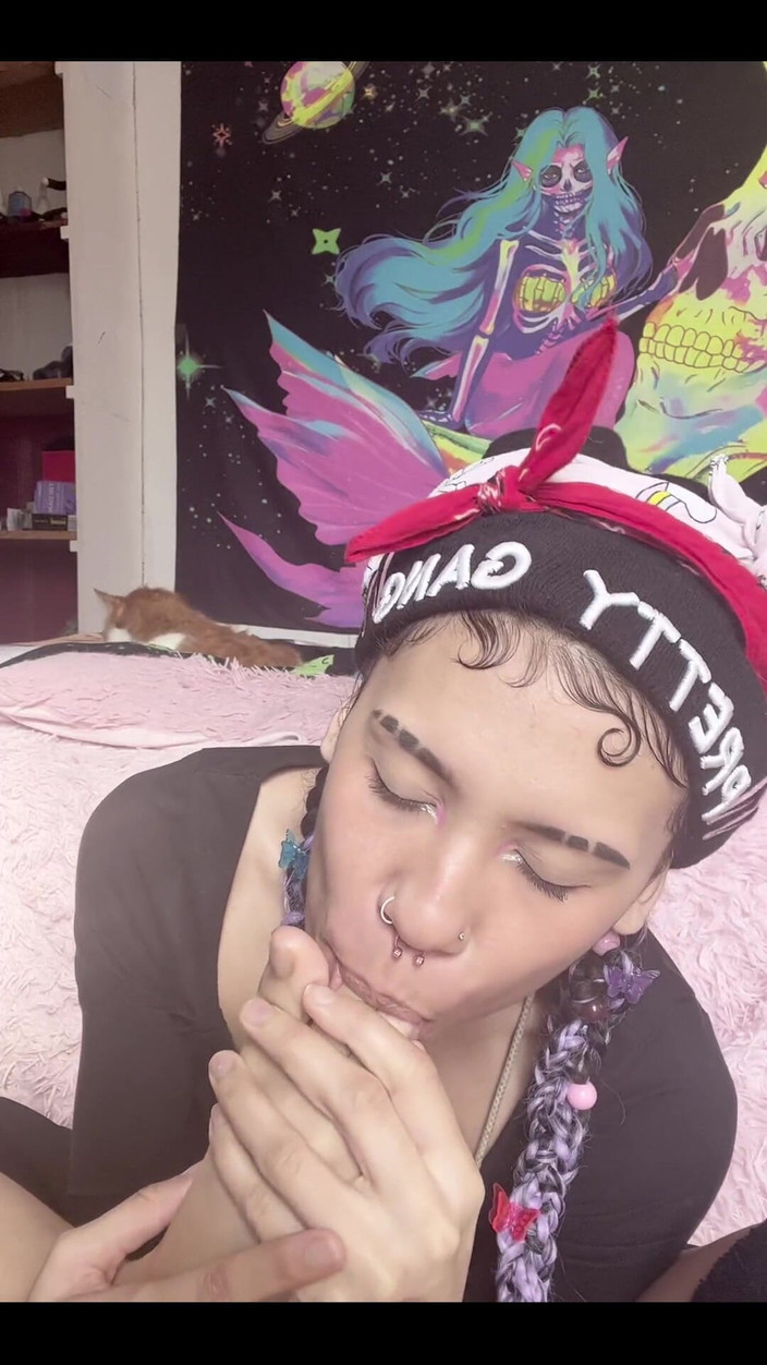 theunholychi: मेरे सुंदर नग्न तलवे थूक से टपकते हैं