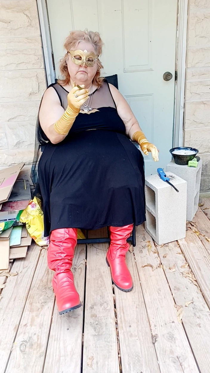 BBW nurse Vicki adventures with friends: バットガールは彼女の中でタバコを吸っています