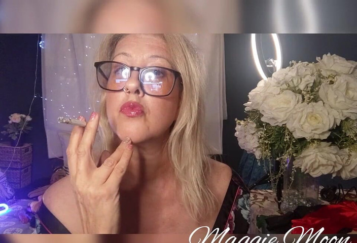 Maggie Moon: Курит, делая инструкцию по дрочке и обратный отсчет