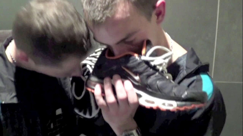 Sneaker gay: Scally boy fuck in sneakers