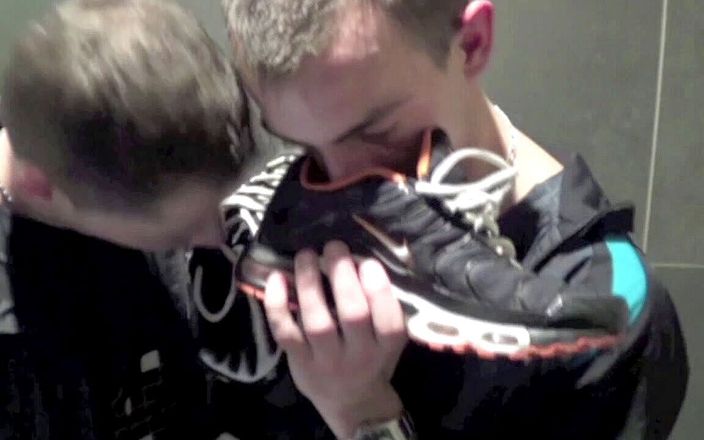 Sneaker gay: Scally boy fuck in sneakers