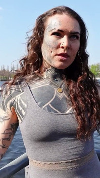 Exploradora alemana - chica tatuada de lengua dividida Balea the Scarleg