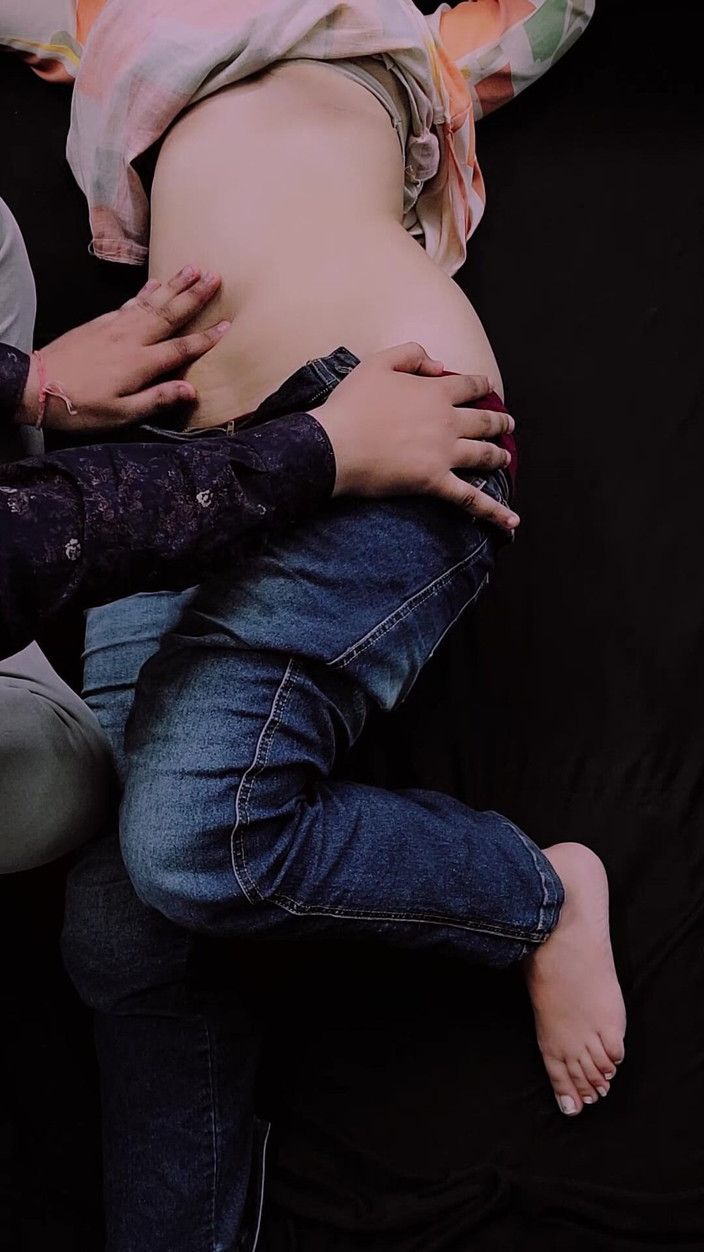 Vicky Thakur: Eu como a funcionária do serviço que ela acabou de...