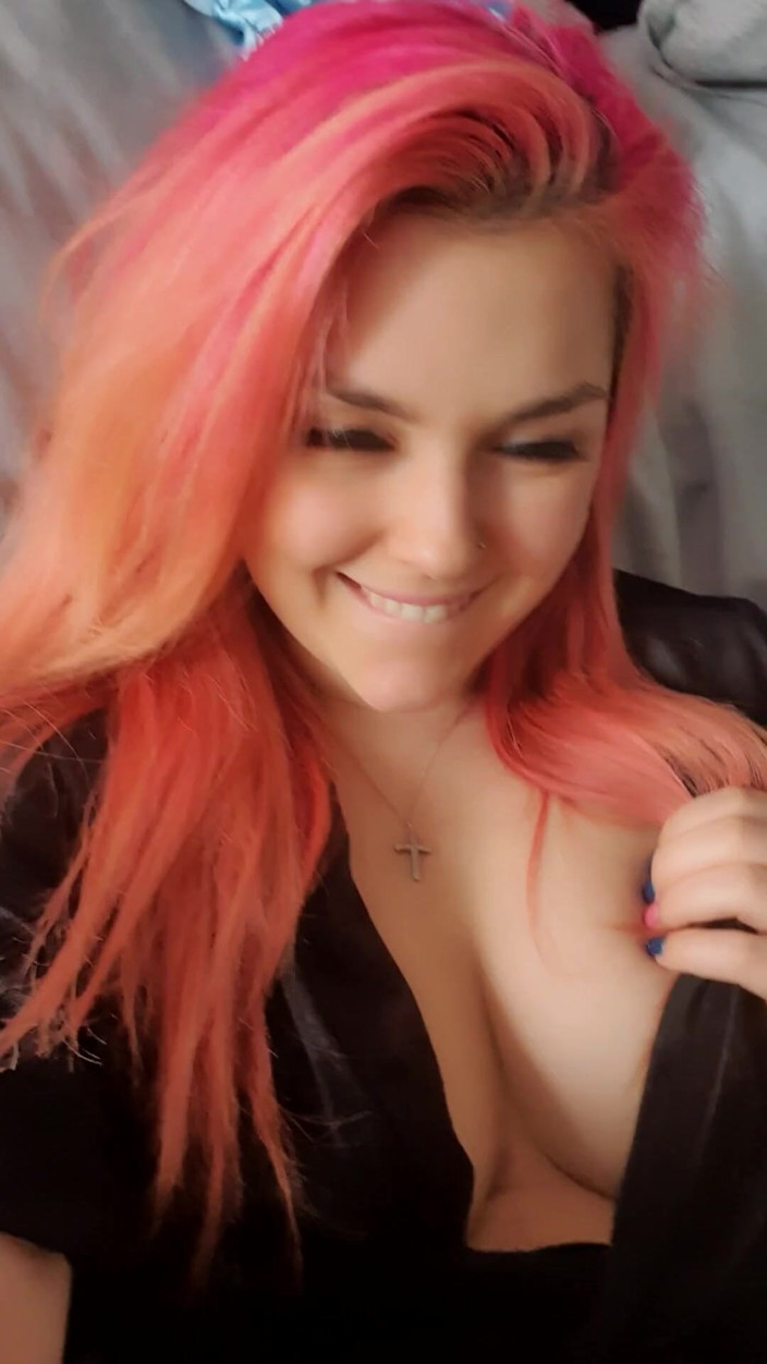 Mandy Foxxx: Je m’enfile les deux trous avec tous mes doigts puis...