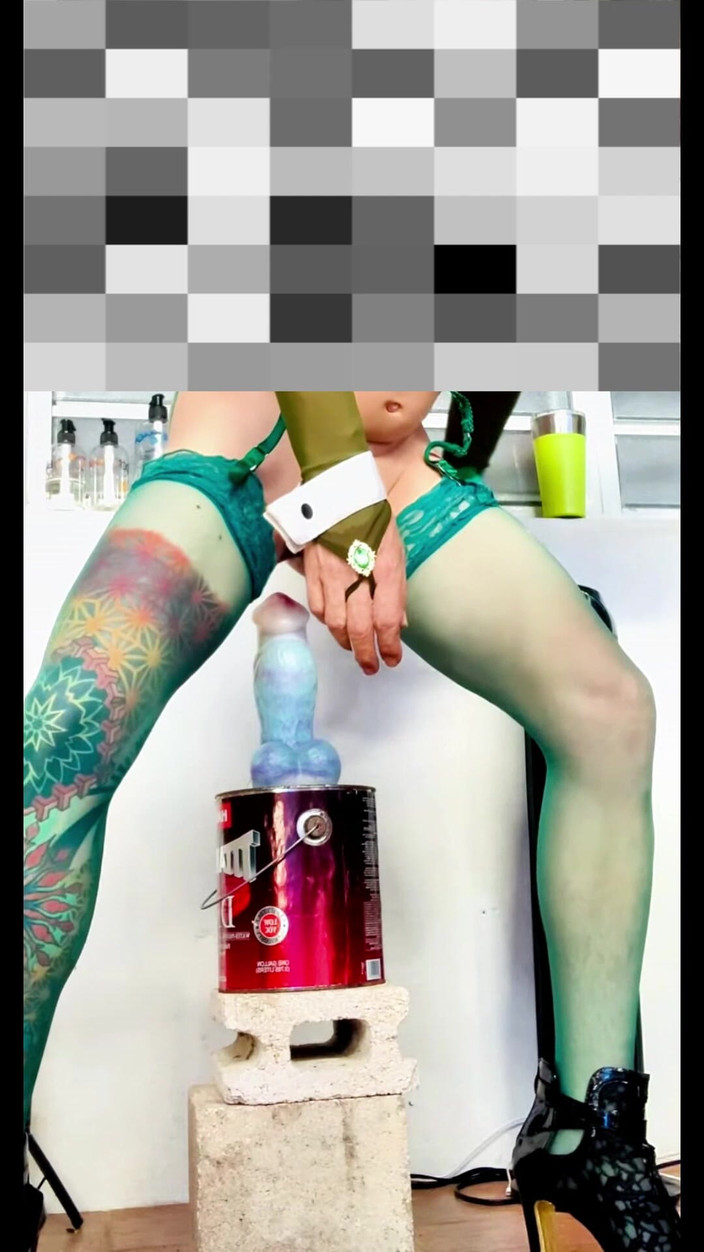 Benito414: 可爱的人妖假阳具在户外骑乘，旁边有内裤