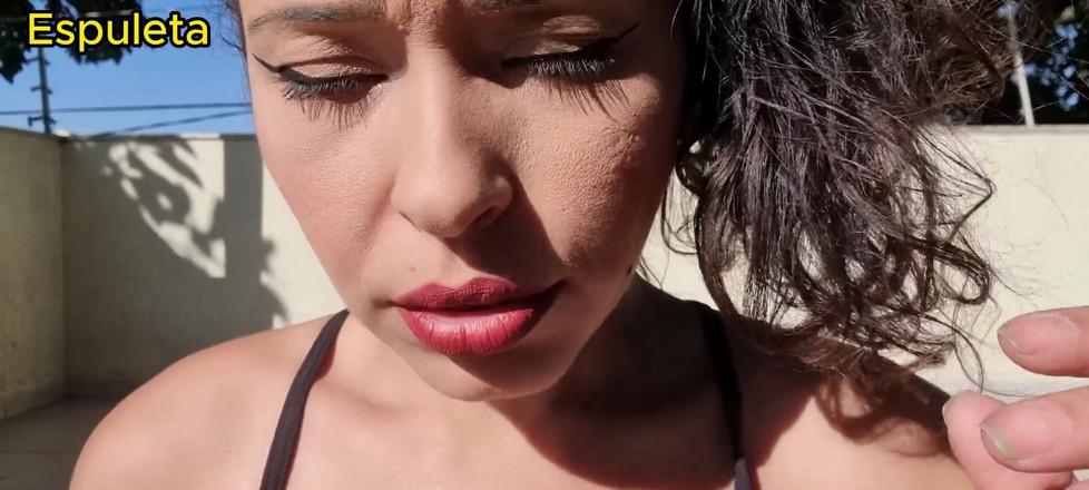 Espuleta Maia: Cewek sange ini lagi asik merokok