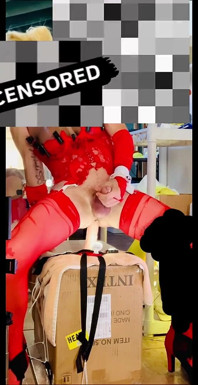 Une trans en lingerie rouge chevauche une grosse bite
