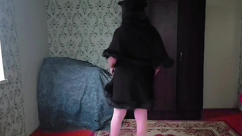 Kitty_Cross: セクシーなフェムボーイがゆっくりと服を脱ぎながらあなたをじっと見つめる