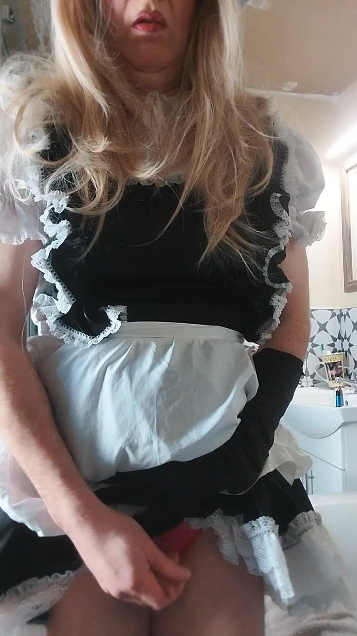 Cindy Belfast: La cameriera sissy cattiva viene in servizio