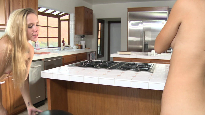 Hand Lotion Studios: Cewek mungil rambut pirang ini suka banget dientot lesbian di...