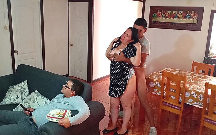 BBW Kelly Mom: Manžel sleduje fotbal a nevšimne si, jeho žena šuká svého nevlastního syna,...