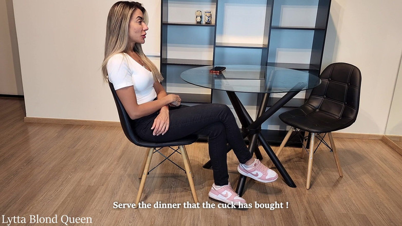 Queen Lytta ballbusting and cum lick: Литта змушує свого друга обнюхати раба і поклонятися її спітнілим ногам, поки вона говорить про свої побачення