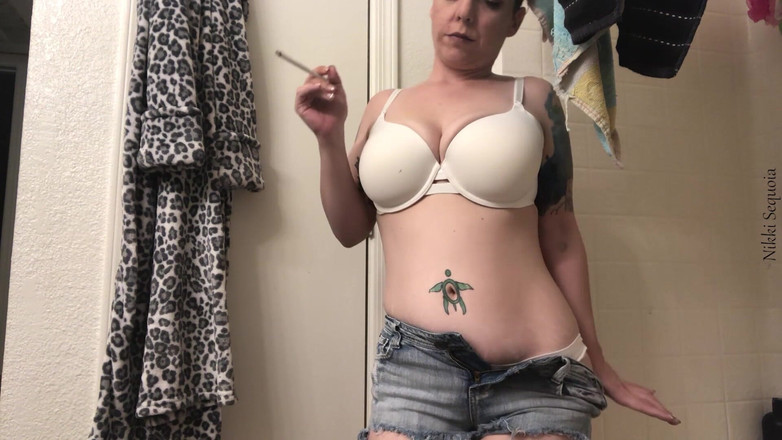 Nikki's Fetishes: Büyük üvey kız kardeş sigara içerken yakalandı