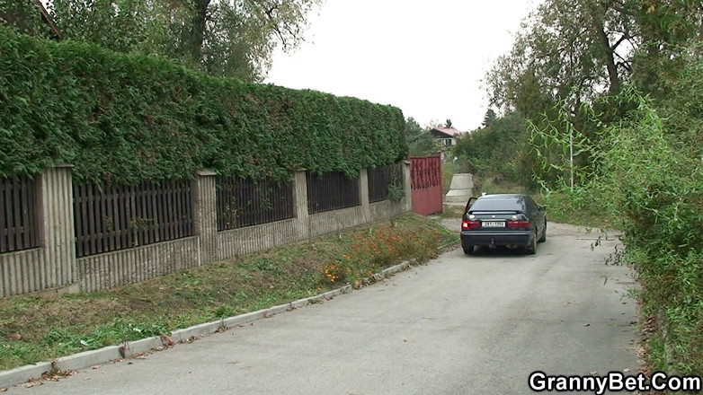 Granny Sluts: Azgın kırsal nine dölleniyor