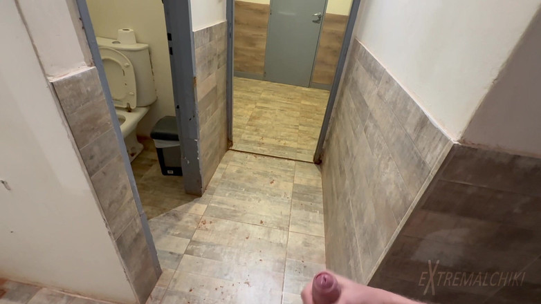 Extremalchiki: Masturbace twink v šatně v tělocvičně