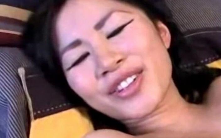 Homegrown Handjob: 角質アジアのサイレンとげジャークビンスボンドオフ