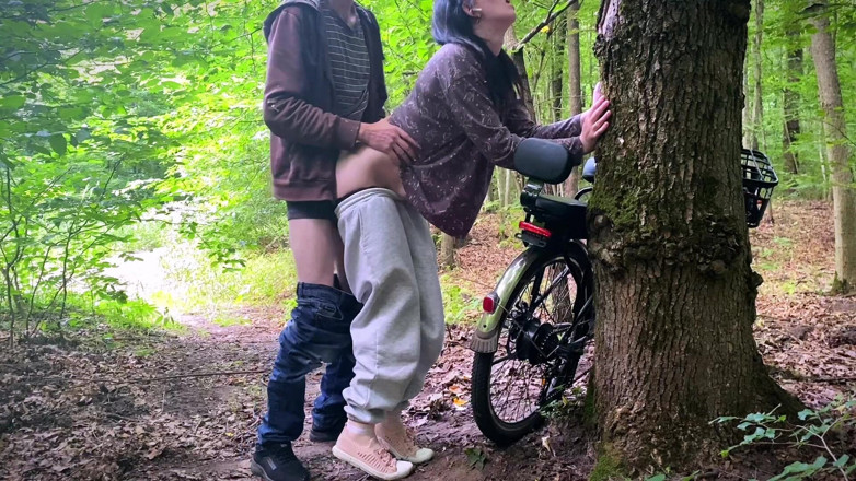 SweetAndFlow: Głupia brunetka zepsuła rower w lesie i zapłaciła za naprawę...