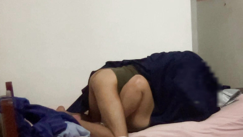 Lily & Theo: Sání její kundičky v chladu pod dekou