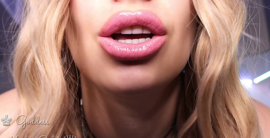 Goddess Misha Goldy: 今天我想要你在你手中射精，然后为我吃，只是为了证明你对我的忠诚。啊哈，我看到你太开心了