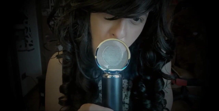 Nicoletta Embassi: 口交你的女主人向你展示她是如何吮吸你的鸡巴的