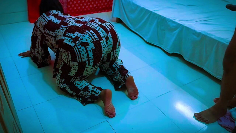 Your Boy's Cum: デジのホットな継母は、部屋を掃除しているときに義理の息子に犯され、ビデオ通話でフルセックスを見せます