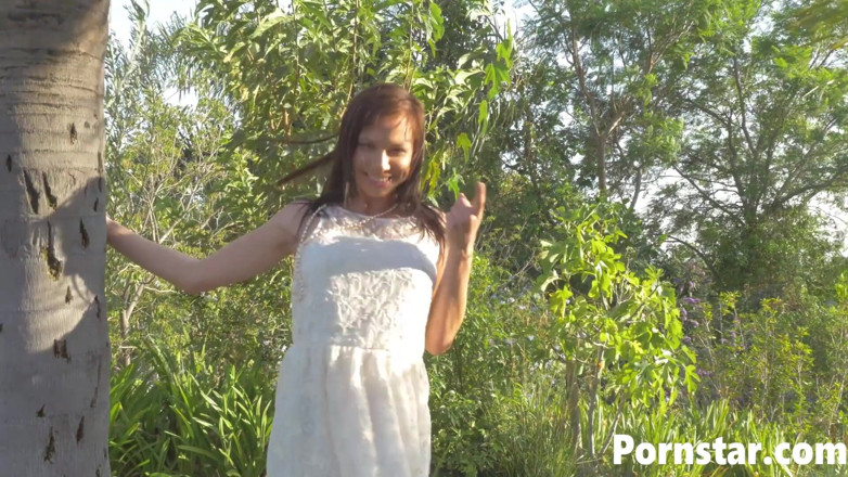 Pornstars: Amateur hottie Aidra Fox masturbates hardcore solo