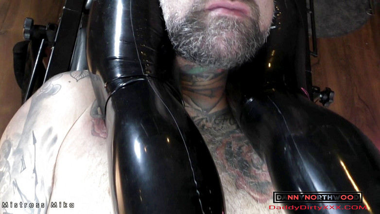 Danny Northwood: Paní Mika vymačká Dannyho hlavu svými sexy stehny