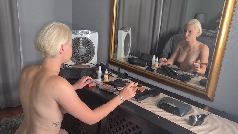 domslutfucker: Awek blonde dengan tetek kecil bertetek kecil melakukan soleknya di...