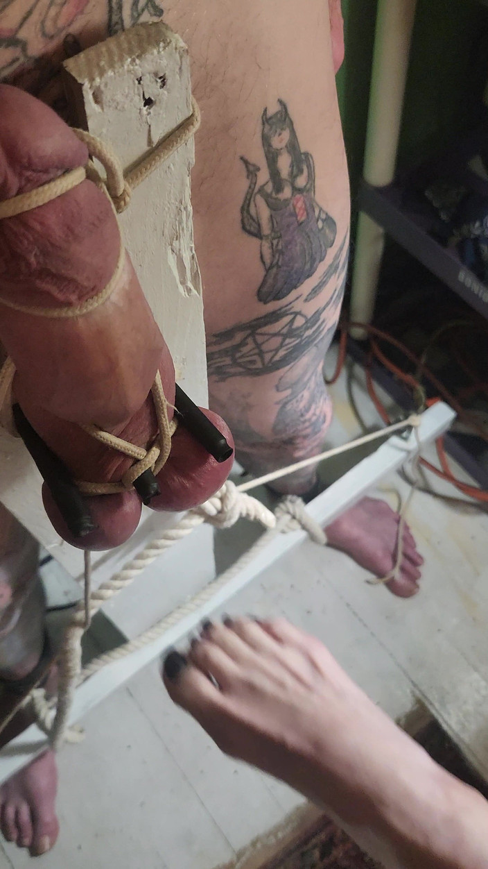 Goode Girl: Unhã1/4riges Crucifix-ballbusting