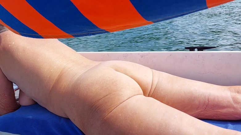martinawest: Reife Frau Komplett Nackt Auf Einem Segelschiff!