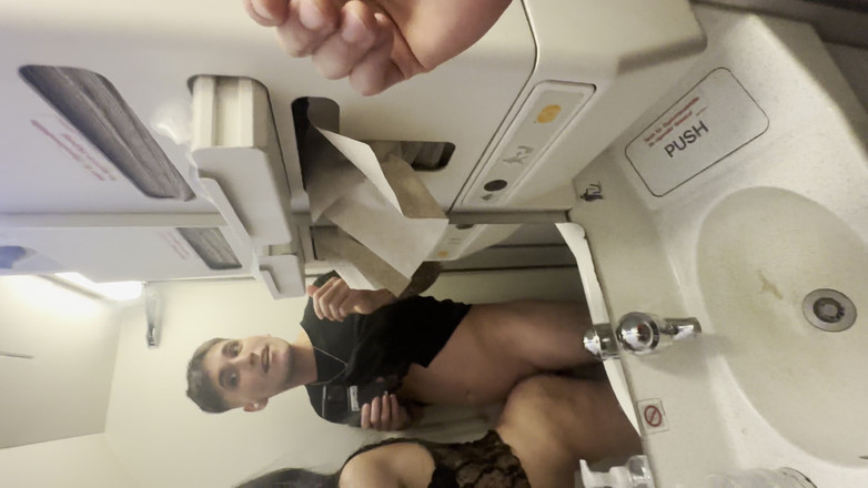 Papi Rodriguez: 飛行機の中でアレベとセックスして、チンポをしゃぶって、バスルームで壊す