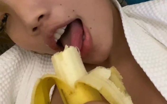 Emma Thai: Emma Thai Plays with Banana and Tease Sexy in Live...