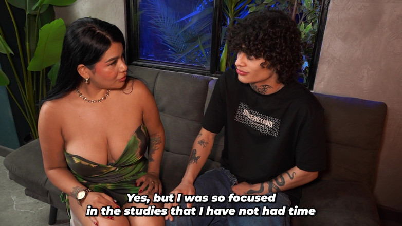 Issane: 수줍은 의붓아들이 자위하는 걸 찾아서 그에게 가르쳐 줍니다