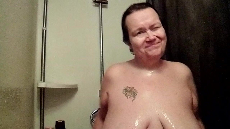 Sex hub couple: Jen bawi się własnymi piersiami pod prysznicem