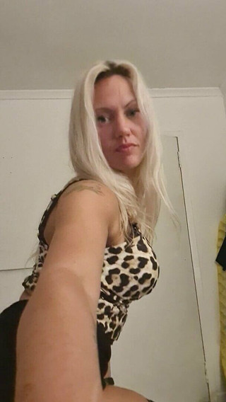 Mercedes Bendz: Amature Housewife Strip Teasing At Home