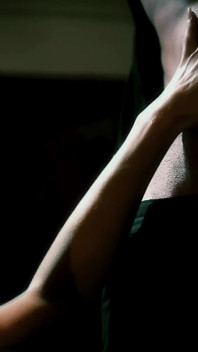 Scriitor erotic gustă poftele întunecate și fanteziile femeilor superbe
