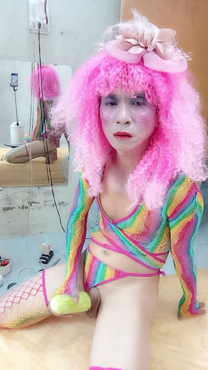 nguyen dang thien tri: Transgender le indossa vestiti sexy e gioca a tazze di...