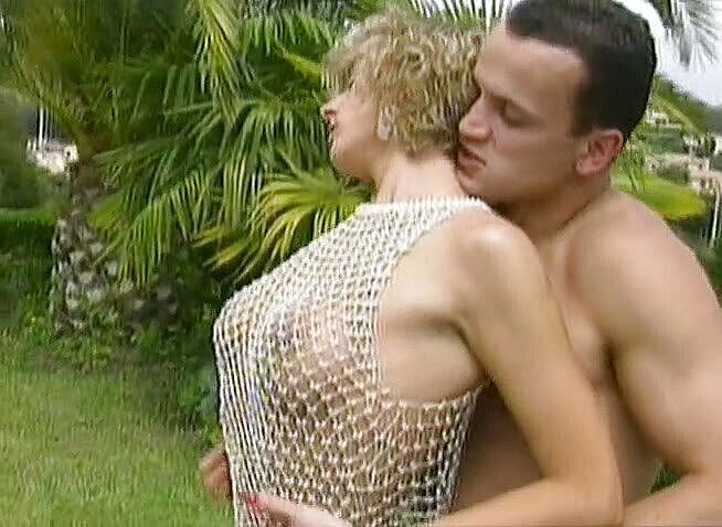 Java Consulting: Tante hot lagi asik ngentot kontol besar di dekat kolam...