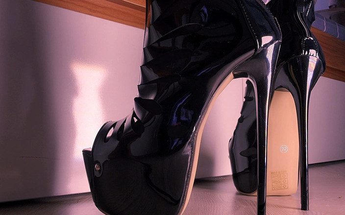 TattoedGirl666: Naylon ayaklı yüksek topuklu ayakkabılar