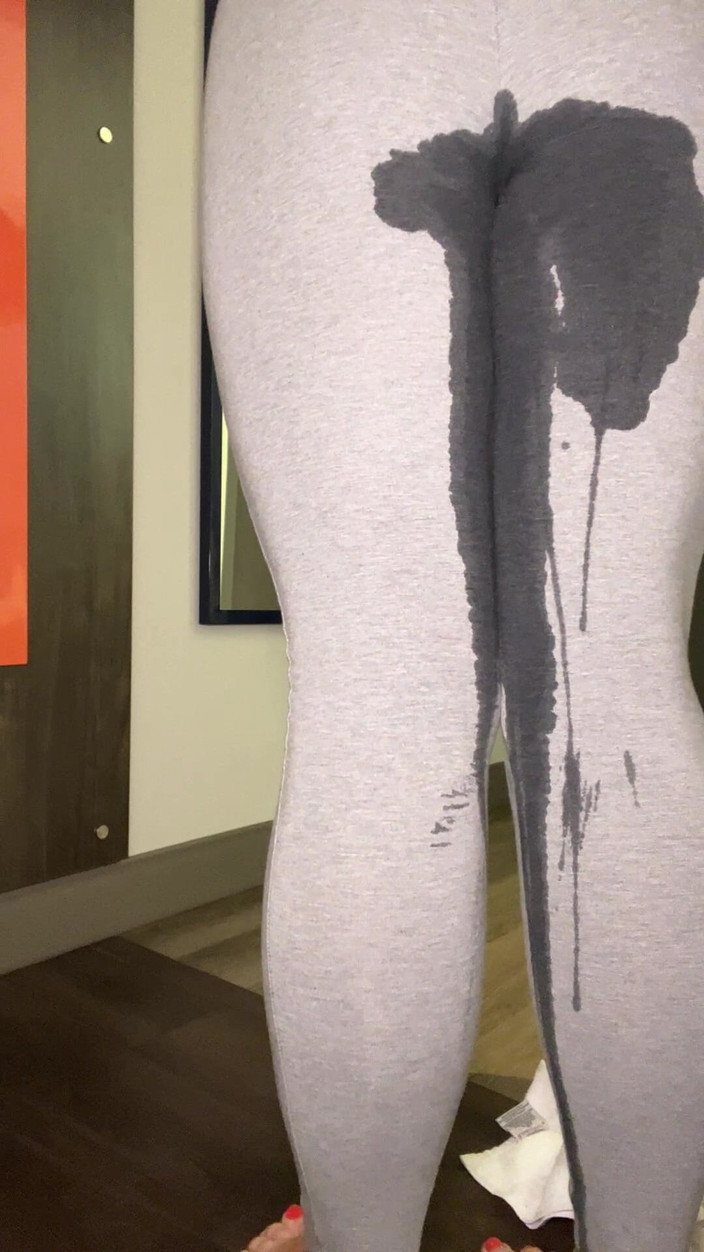 Avril Showers: MILf erwischt beim pinkeln durch leichte yogahosen