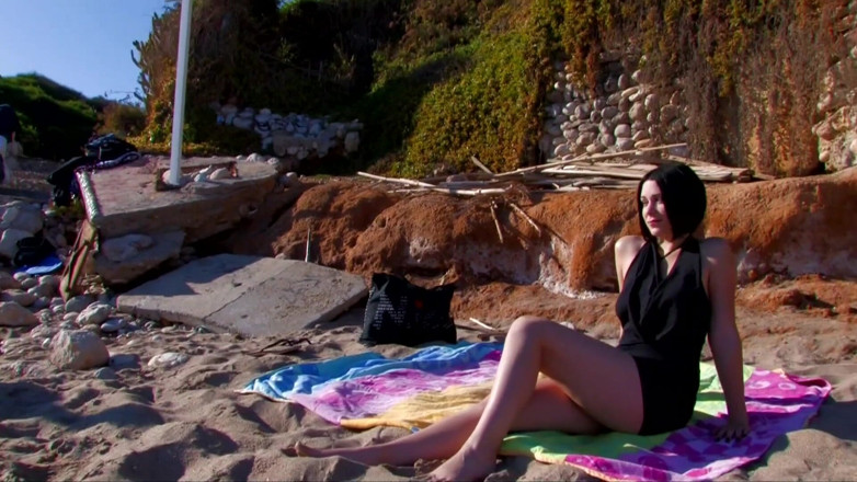Hot Euro Girls: Foxy gothic babe gets fucked on the beach